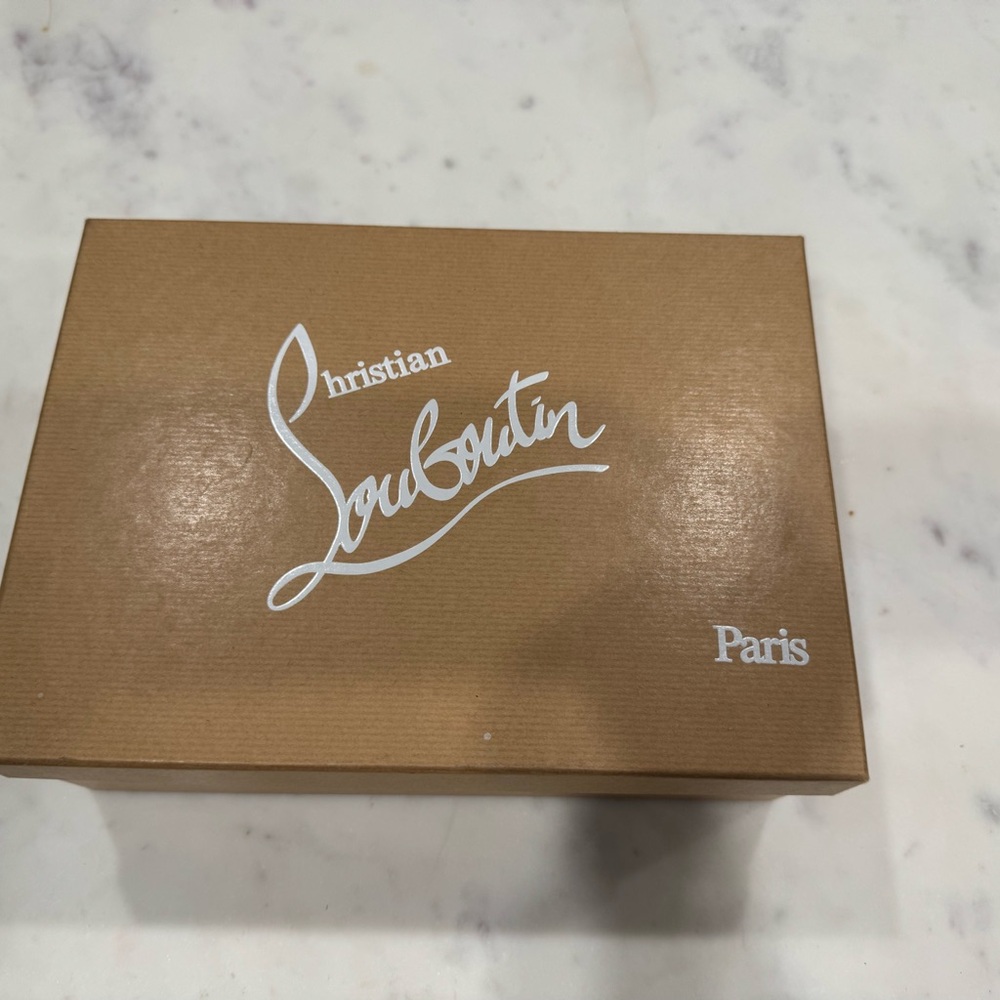 Christian Louboutin Jumping patent leather heel in the color latte.
